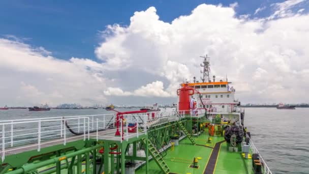 Gröna däck av tankfartyget under blå himmel timelapse — Stockvideo
