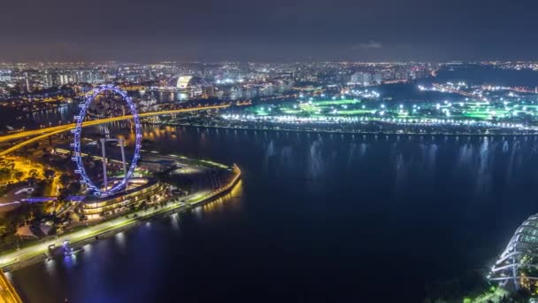 Skyline van Singapore met beroemde Singapore Ferries wiel nacht timelapse — Stockvideo