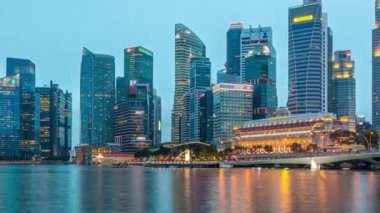 Singapur şehir cityscape gökdelenler gün gece timelapse için çarpıcı alacakaranlık görünümünü