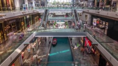 Shoppes iç Marina Bay Sands timelapse.