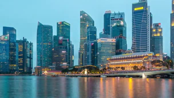 Twilight uitzicht van Singapore city cityscape wolkenkrabbers dag naar nacht timelapse — Stockvideo