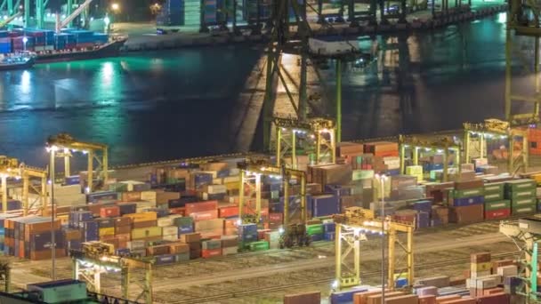 Singapur ticari bağlantı noktası gece timelapse. Kuş göz panoramik manzaralar en yoğun Asya kargo liman — Stok video