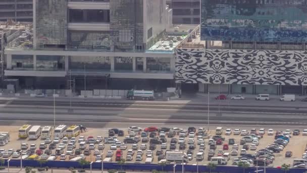 青いフェンスのタイムラプスの後ろに多くの車と駐車場の空中ビュー — ストック動画
