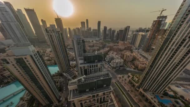 Salida del sol panorámica aérea sobre la gran ciudad futurista todo el día timelapse. Bahía de negocios y centro — Vídeos de Stock