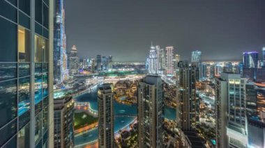 Dubai şehir merkezinde, fıskiyeler ve modern fütüristik mimari gece zaman ayarlı.