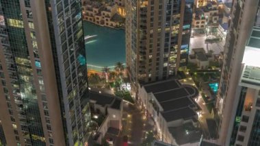 Dubai şehir merkezinde, fıskiyeler ve modern fütüristik mimari gece zaman ayarlı.