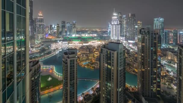 Dubai centrum med fontäner och modern futuristisk arkitektur antenn hela natten timelapse — Stockvideo