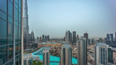 Dubai şehir merkezinde fıskiyeler ve modern fütüristik mimari ile hava gününden gece zamanına