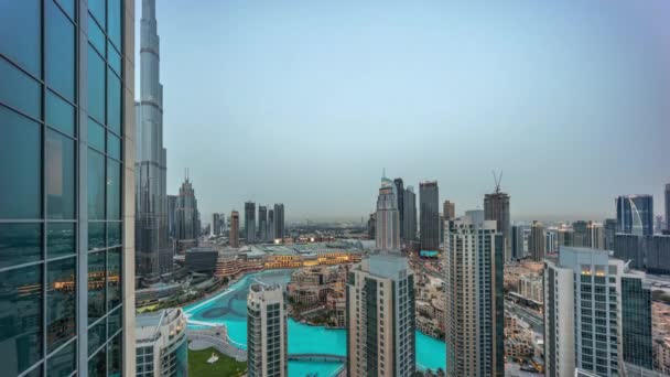 Dubai şehir merkezinde fıskiyeler ve modern fütüristik mimari ile hava gününden gece zamanına — Stok video