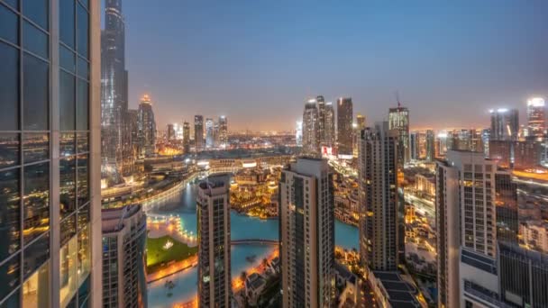Dubai centro con fuentes y arquitectura futurista moderna antena noche al día timelapse — Vídeos de Stock