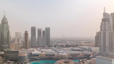 Dubai şehir merkezinde fıskiyeler ve modern fütüristik mimari hava zaman ayarlarıyla