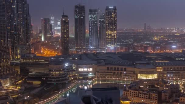 Dubai centro con fuentes y arquitectura futurista moderna antena noche al día timelapse — Vídeo de stock