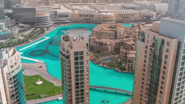 Dubai centro con lago artificial y arquitectura futurista moderna timelapse aéreo — Vídeos de Stock