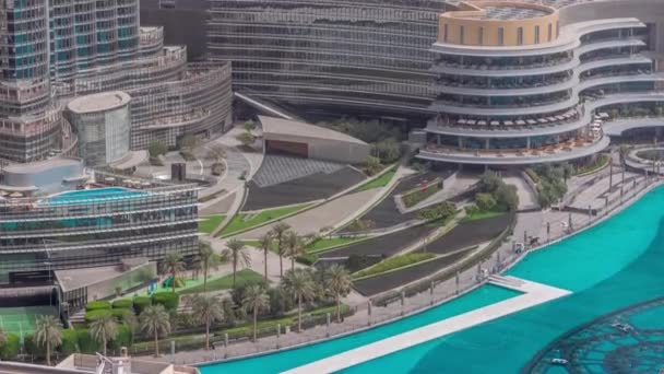 Dubai şehir merkezinde fıskiyeler ve modern fütüristik mimari hava zaman ayarlarıyla — Stok video