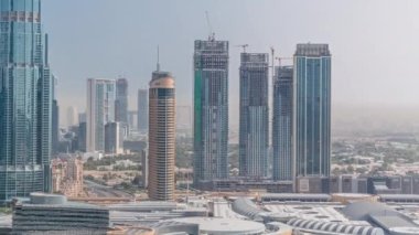 Dubai şehir merkezinde fıskiyeler ve modern fütüristik mimari hava zaman ayarlarıyla