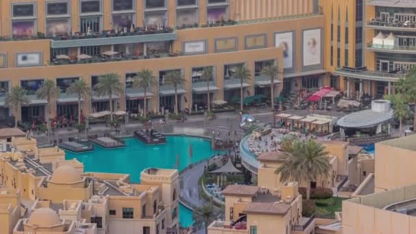 Dubai şehir merkezinde fıskiyeler ve modern fütüristik mimari hava zaman ayarlarıyla — Stok video