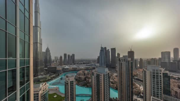 Dubai downtown under solopgang med springvand og moderne futuristisk arkitektur antenne timelapse – Stock-video