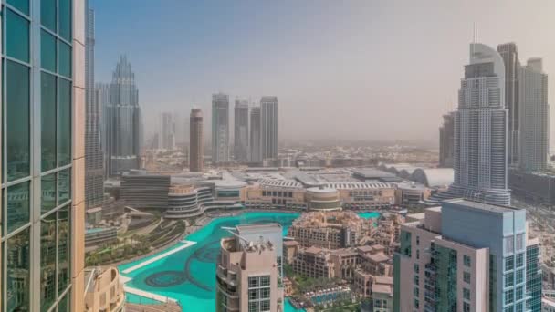 Dubai centrum met fonteinen en moderne futuristische architectuur antenne de hele dag timelapse — Stockvideo