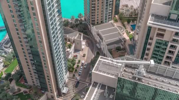 분수 근처에 있는 두 바이 시내와 현대 미래학적 건축 시간 측정 장치 — 비디오