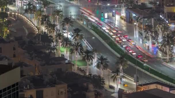 Bussy forgalom a közúti csomópont Dubai belvárosában légi éjszakai időbeosztás, Egyesült Arab Emírségek — Stock videók