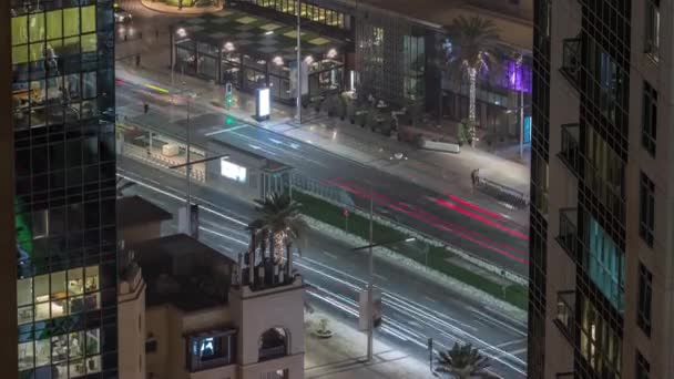 Bussy forgalom a közúti csomópont Dubai belvárosában légi éjszakai időbeosztás, Egyesült Arab Emírségek — Stock videók