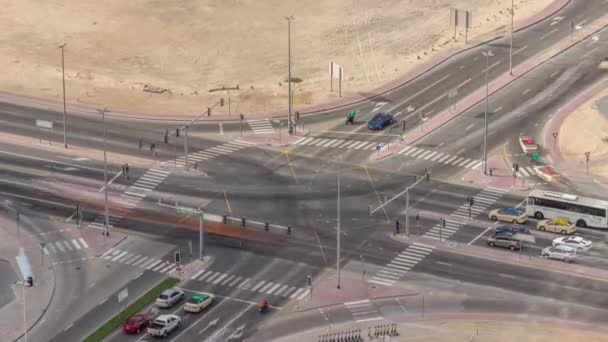 ドバイの道路交差点でのブッシートラフィックダウンタウン空中タイムラプス, UAE — ストック動画