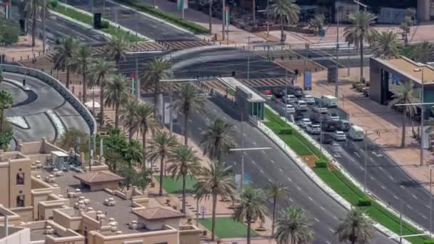 Traffico di autobus sull'incrocio stradale nel centro di Dubai timelapse aerea, Emirati Arabi Uniti — Video Stock