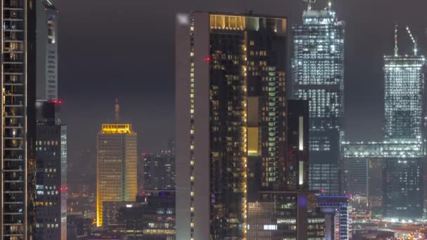 Vista aérea do Dubai Centro Financeiro Internacional zona noite timelapse — Vídeo de Stock