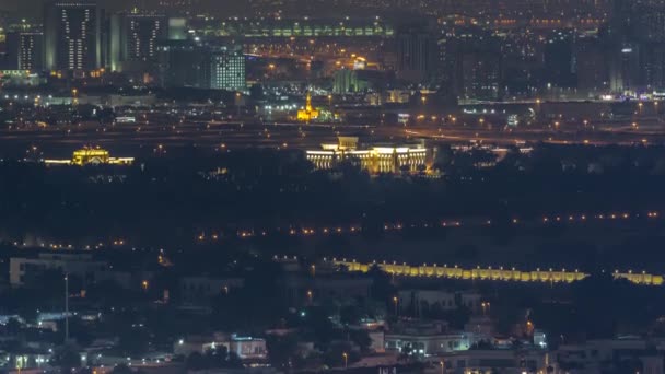ドバイの夜のタイムラプスでデイラとクリーク地区の周りの建物。ドバイ、アラブ首長国連邦. — ストック動画