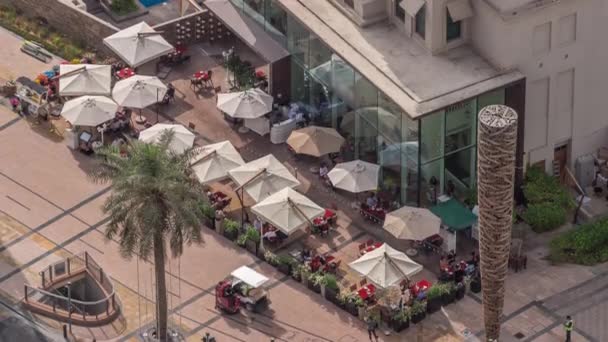 Terraza exterior con mesas y sillas bajo sombrillas en restaurante vista aérea timelapse — Vídeos de Stock