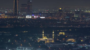 Dubai 'nin Deira ve Creek semtleri civarındaki binalar. Gökyüzü manzaralı yüksek kuleler ve camii. Dubai, BAE.