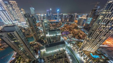 Göksel panoramik, büyük, fütüristik bir şehrin gece zaman çizelgesine bakıyor. Dubai, Birleşik Arap Emirlikleri 'nin gökdelenleri ve geleneksel evleri olan iş sahası ve şehir merkezi..