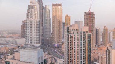 Büyük, fütüristik bir şehrin gökyüzü çizgisi. İş sahası ve şehir merkezi, gökdelenleri ve trafiği olan Dubai, Birleşik Arap Emirlikleri.