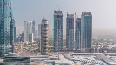 Dubai şehir merkezinde modern fütüristik mimari hava zaman ayarlı. Alışveriş merkezinin çatısı olan finans bölgesindeki gökdelenlere en iyi manzara