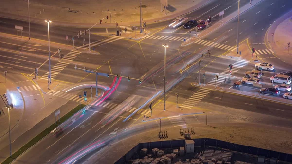 Tráfego Movimentado Cruzamento Estrada Dubai Centro Cidade Horário Noite Muitos — Fotografia de Stock