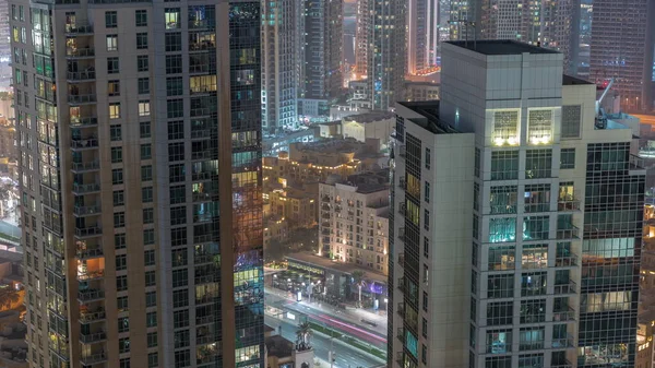 大きな未来的な都市の夜のタイムラプスでの塔の空中ビュー ビジネスベイとダウンタウン地区 ドバイ アラブ首長国連邦のスカイライン — ストック写真