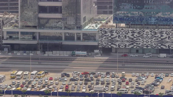 Vista Aérea Estacionamento Com Muitos Carros Ônibus Uma Cerca Azul — Fotografia de Stock