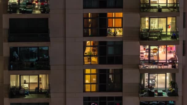 Okna bytového domu v noci timelapse, světlo z osvětlených místností domů — Stock video