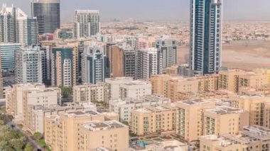 Barsha Heights bölgesindeki gökdelenler ve Greenens bölgesindeki alçak binalar. Dubai silueti