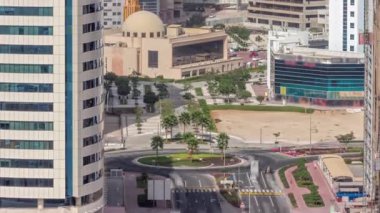 Barsha Heights bölgesindeki gökdelenler ve camii ve kavşaktaki trafik..