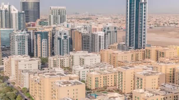 Skyskrapor i Barsha Heights distrikt och låga byggnader i gröna distriktet antenn timelapse. Dubais skyline — Stockvideo