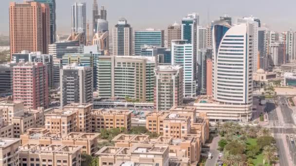 Grattacieli nel distretto di Barsha Heights e edifici bassi nel distretto di Greens timelapse aerea. Skyline di Dubai — Video Stock