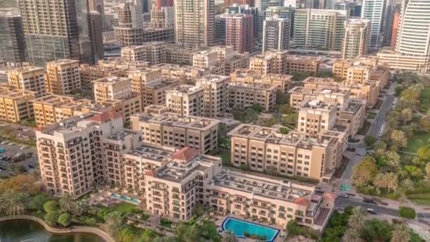 Alacsony épületek a Zöldek kerületben és felhőkarcolók a Barsha Heights kerületben légi időzóna. Dubai városképe — Stock videók