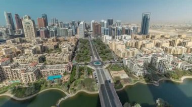 Barsha Heights bölgesindeki gökdelenler ve Greenens bölgesindeki alçak binalar. Dubai silueti