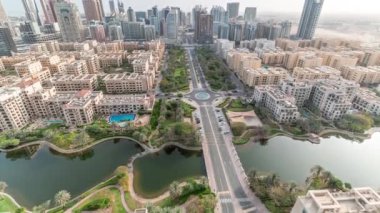 Barsha Heights bölgesindeki gökdelenler ve Greenens bölgesindeki alçak binalar. Dubai silueti