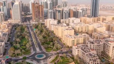 Barsha Heights bölgesindeki gökdelenler ve Greenens bölgesindeki alçak binalar. Dubai silueti