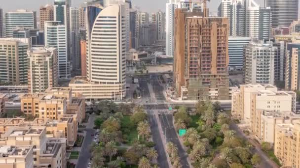 Arranha-céus no distrito de Barsha Heights e edifícios de baixo crescimento no distrito de Greens timelapse aéreo. Linha do horizonte de Dubai — Vídeo de Stock