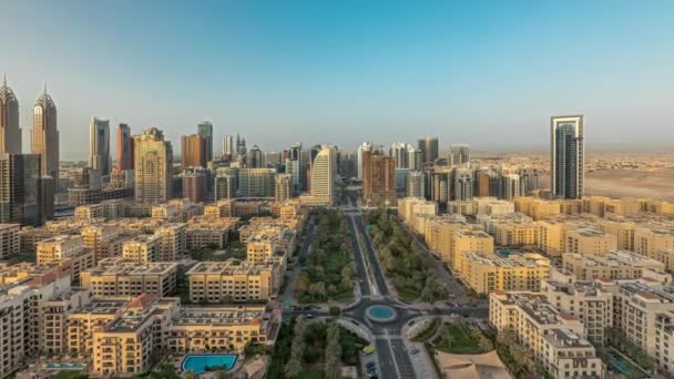 Panorama mostrando rascacielos en el distrito de Barsha Heights y edificios de poca altura en el timelapse aéreo del distrito de Greens. Dubai skyline — Vídeos de Stock
