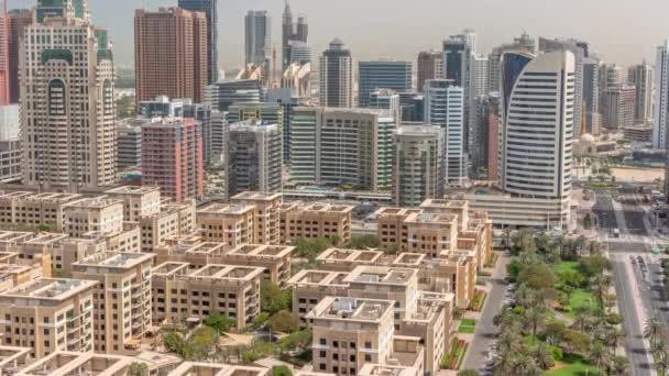 Небоскрёбы в районе Barsha Heights и малоэтажные здания в зеленом районе антенны весь день. Дубайский горизонт — стоковое видео