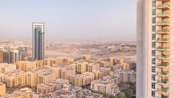 Skyscrapers у районі Барша-Хайтс та будівлях з низьким підйомом у районі Зелених. Дубай — стокове відео